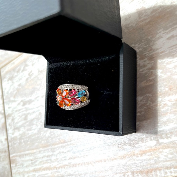 Flower ring sterling silver. Perfect Spring pop of pretty for your finger Size 7 - Picture 5 of 8